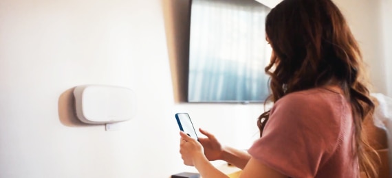 Mujer usando un dispositivo con Spectrum Ready