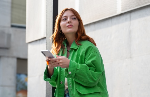 Mujer usando un dispositivo móvil al aire libre