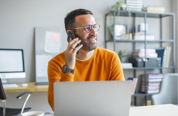 Hombre usando un dispositivo móvil con servicio confiable.