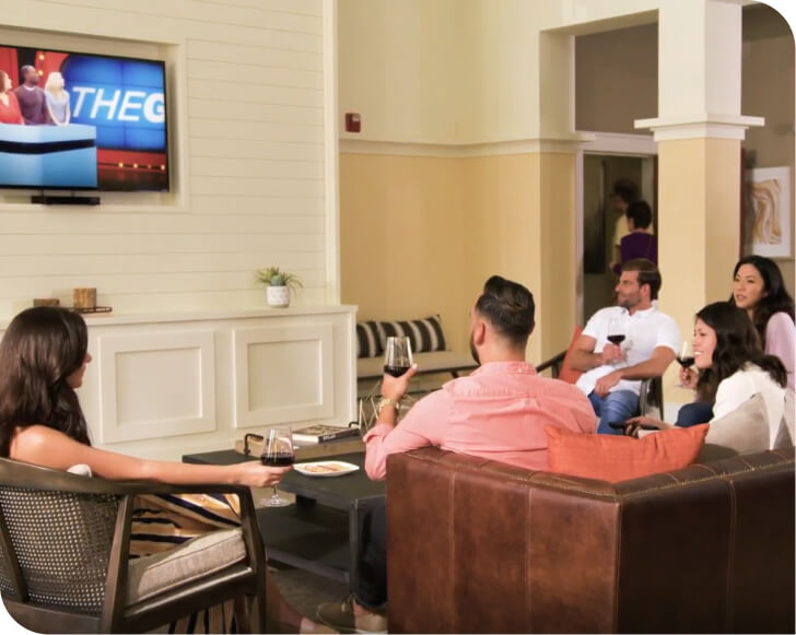 un grupo de personas viendo TV respaldado por Spectrum