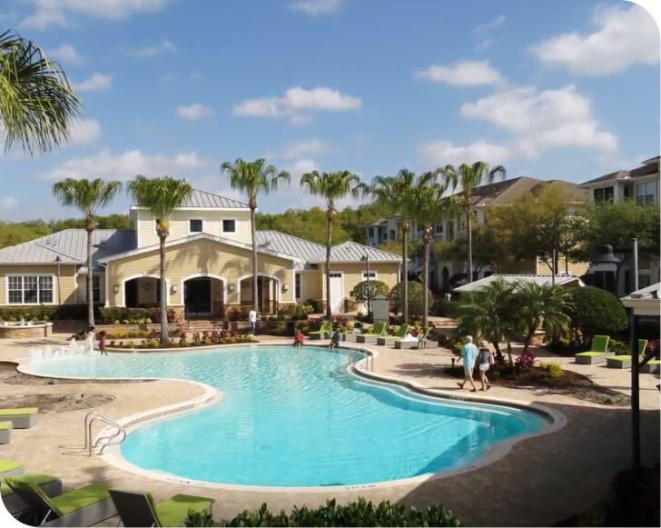 área de la piscina en una propiedad residencial con Spectrum WiFi