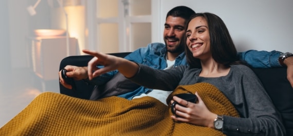 Pareja en un sofá mirando Spectrum TV
