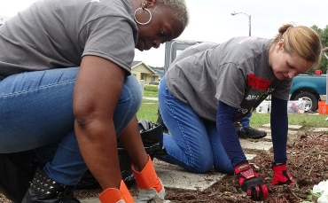 Spectrum volunteers setting down mulch