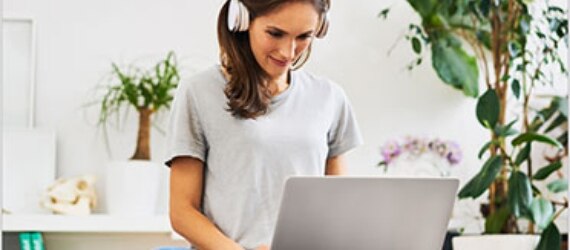 Woman streaming on a laptop with Spectrum Internet.