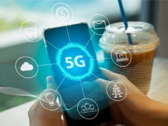 5G illustration over a hands holding a phone.