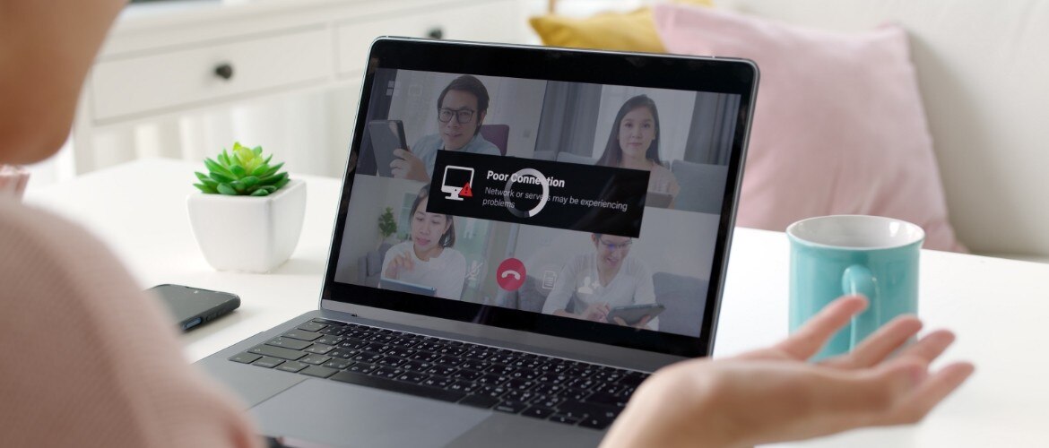 Una videoconferencia con un mensaje de mala conexión