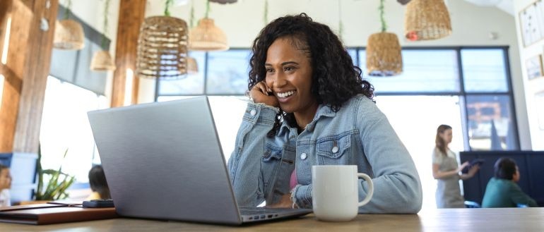 Woman using her laptop to figure out how much she can save by switching to Spectrum Internet