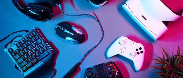 Controladores de juego, gafas de realidad virtual, teclados de computadora, mouses y auriculares.