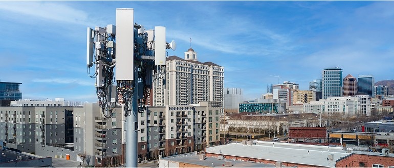 Una torre de telecomunicaciones con múltiples soportes de antena