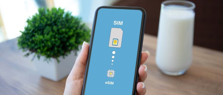 Mano de mujer sosteniendo un teléfono celular mientras usa eSIM para activar el servicio Spectrum Mobile.