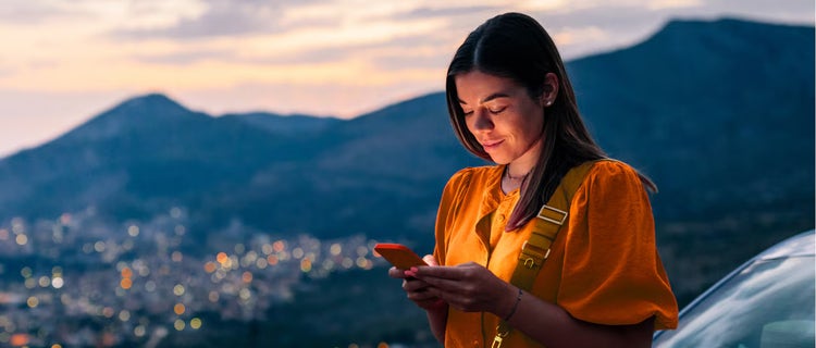 Mujer usando un teléfono móvil