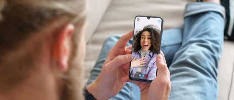 Un cliente de Spectrum Mobile chateando por video con una mujer en su teléfono móvil.
