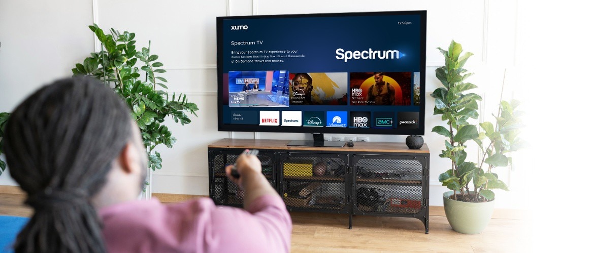 Persona mirando TV con un Xumo Stream Box